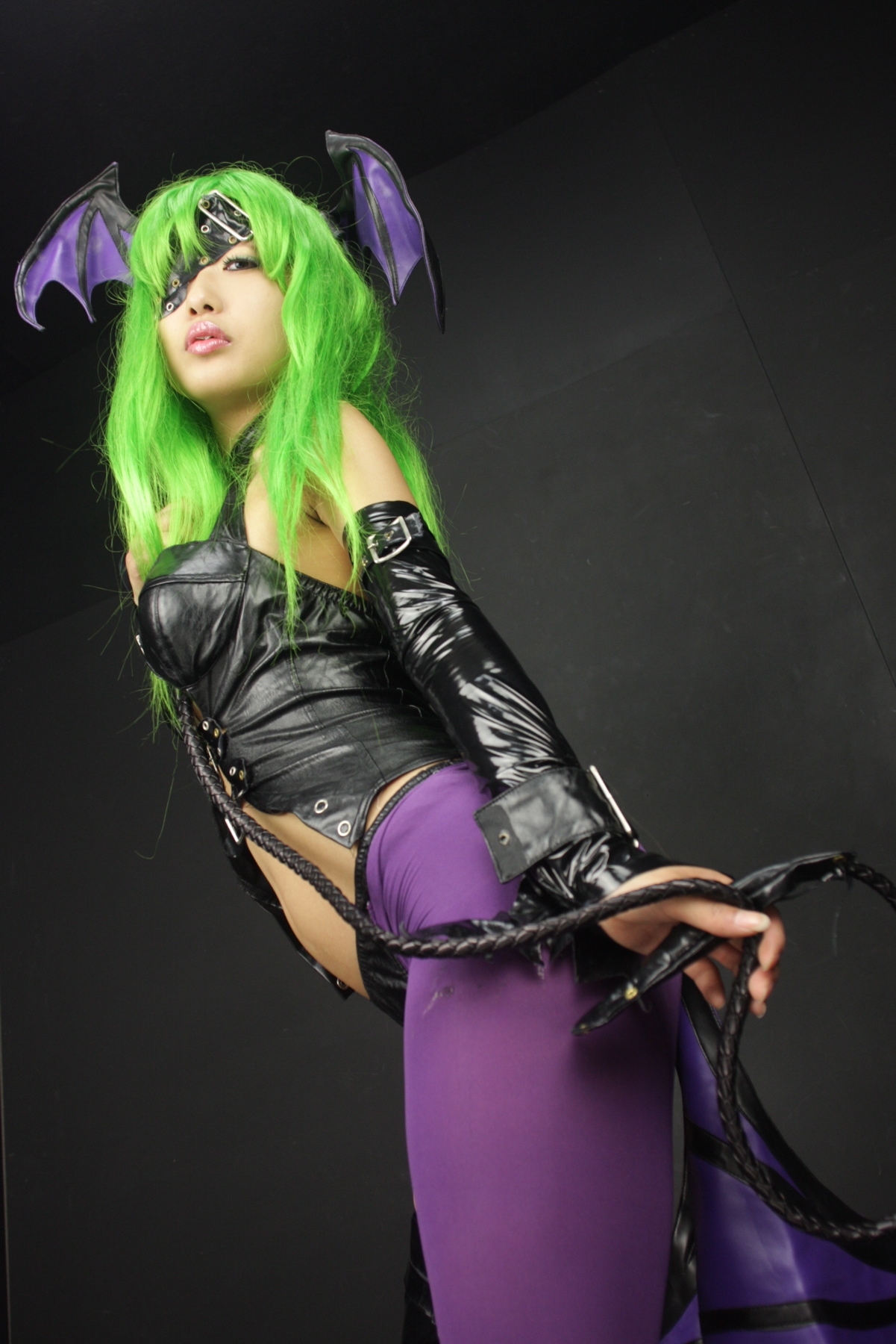 [Cosplay]  Darkstalkers  Morrigan with great body in latex